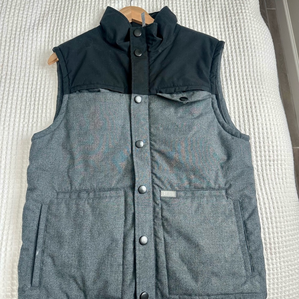 FIGS Men’s Black and Gray Vest